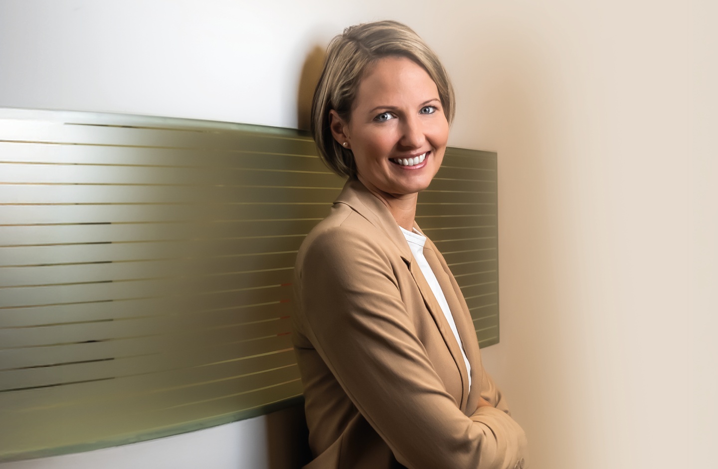 Stehende selbstbewusste Frau